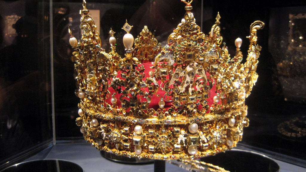 Best royal. Корона Петра 2. Корона Петра 1. Самая большая корона в мире. Украшения Романовых.